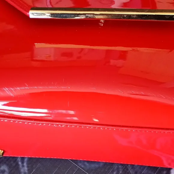 Red Glossy Handbag-Pin-up - Picture 4 of 10